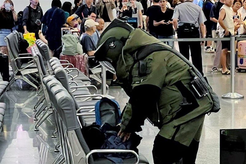 A bomb expert retrieves Tsai's backpack at Taoyuan Airport. Photo courtesy of the Aviation Police Bureau