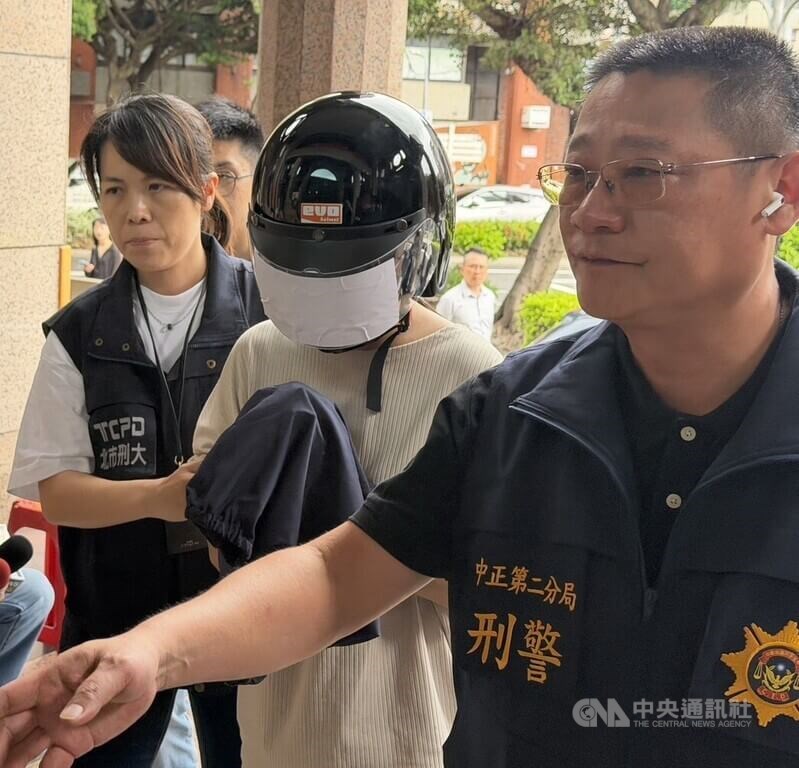Yi is chaperoned by police officers to the Taipei District Prosecutors Office on Saturday. Photo courtesy of local authorities