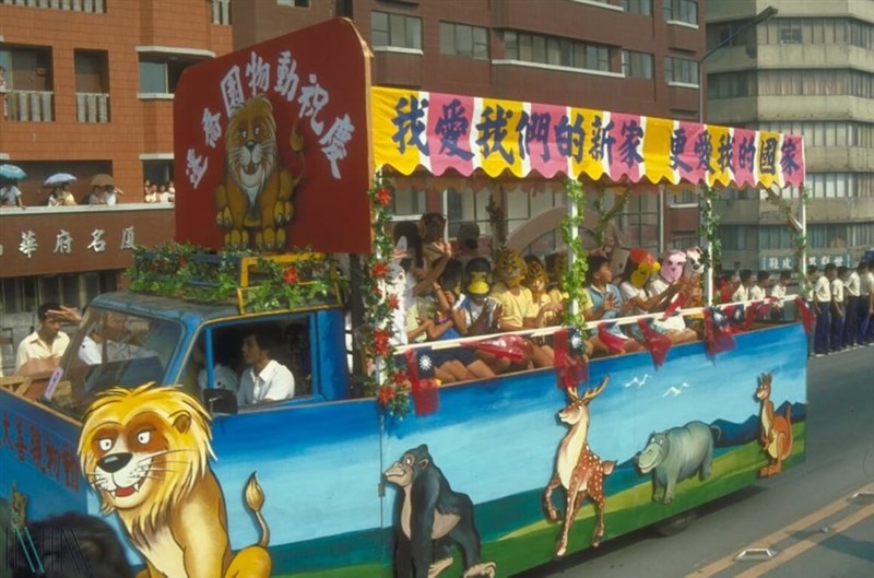 Children serving as animal goodwill ambassadors travel through Taipei in a truck during the parade. Photo courtesy of the National Archives Administration