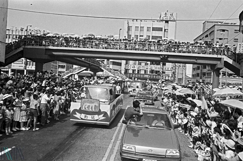 Throngs of people gather along the streets of Taipei to watch the relocation of animals from the former Taipei Zoo in Yuanshan on Sept. 14, 1986. Photo courtesy of the National Archives Administration