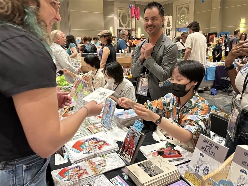 Illustrator A ee mi, Rio (seated right) signs autographs for fans at the 2026 Small Press Expo (SPX) over the weekend at the Bethesda North Marriott Hotel & Conference Center in Maryland. CNA photo Sept. 14, 2026
