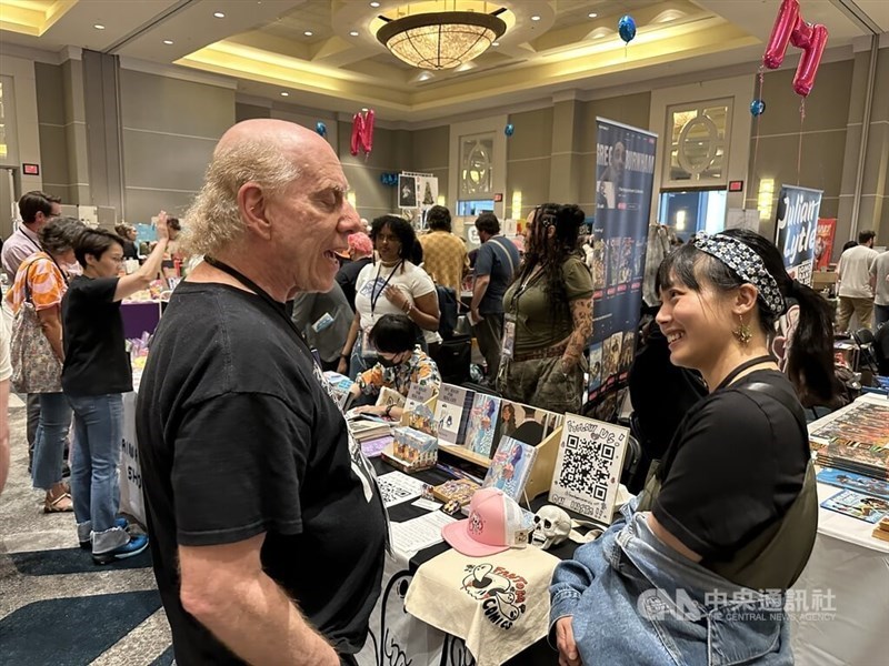SPX Executive Director Warren Bernard (left) talks with Taiwanese artist Crystal Kung (right). CNA photo Sept. 14, 2026