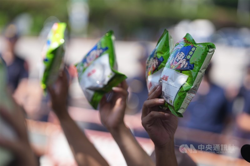 Protesters hold up packs of Kuai Kuai to voice their demands outside the Presidential Office on Monday. CNA photo Sept. 14, 2026