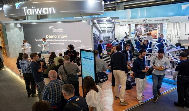 Visitors browse items displayed at the Taiwan pavilion during the recent Automechanika Frankfurt exhibition. Photo courtesy of the Ministry of Economic Affairs