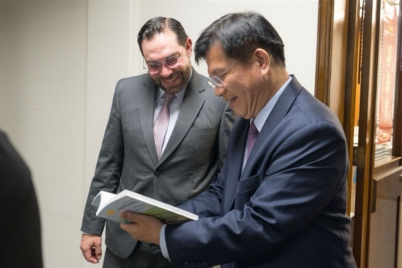 Foreign Minister Lin Chia-lung (right) meets with visiting Honduran congressman Jorge Cálix in Taipei on Tuesday. Photo courtesy of the Ministry of Foreign Affairs