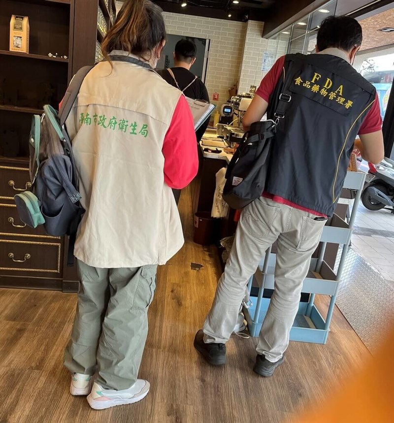 Health officials carry out inspections at a beverage shop. Photo courtesy of the TFDA