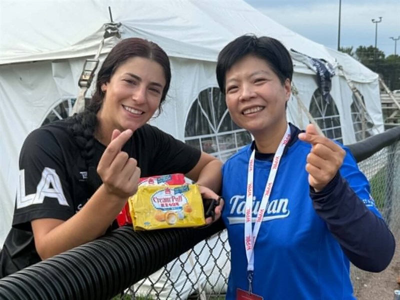 Liu catches up with Los Angeles Queens batter Sarah Edwards, the hitting coach for Taiwan's CTBC Brothers baseball team during the 2025 season. Photo courtesy of Sophiyah Liu