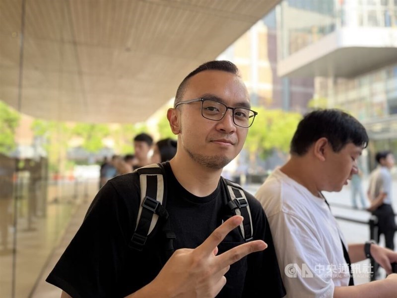 A man surnamed Hsu becomes the first person to get his hands on the latest iPhone on Friday. CNA photo Sept. 18, 2026