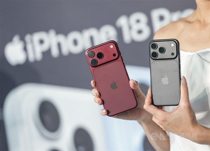 A model shows off two iPhone 18s in different colors. CNA photo Sept. 18, 2026