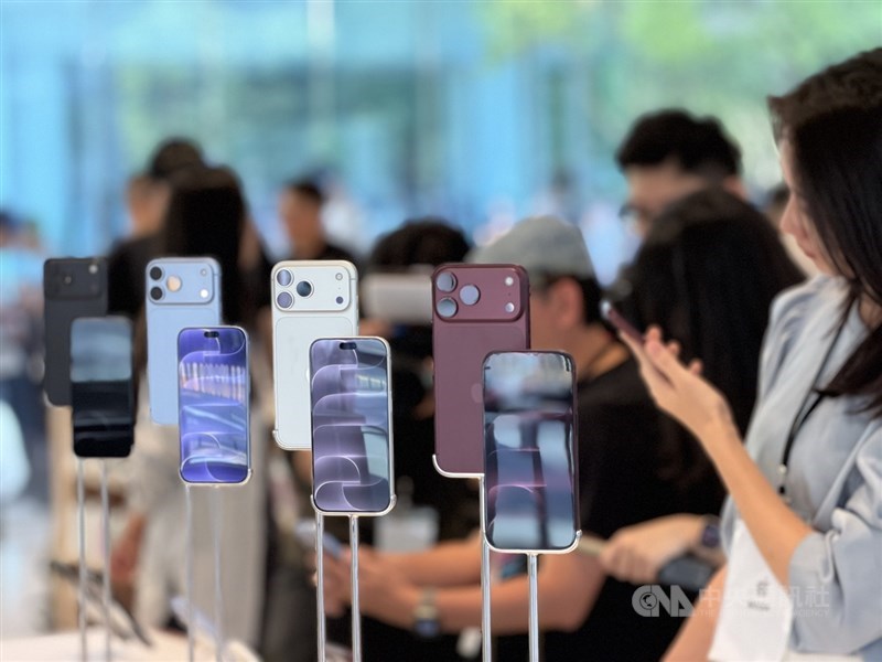 People try out the new iPhones at an Apple store in Taipei. CNA photo Sept. 18, 2026