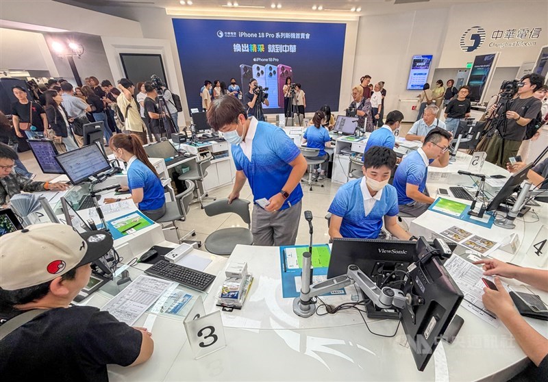 A Chunghwa Telecom store in Taipei is packed with people trying out the new iPhones, which went on sale Friday. CNA photo Sept. 18, 2026