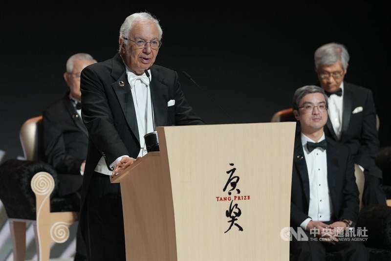 Bruce Ackerman gives an acceptance speech during an event Friday night. CNA file photo.