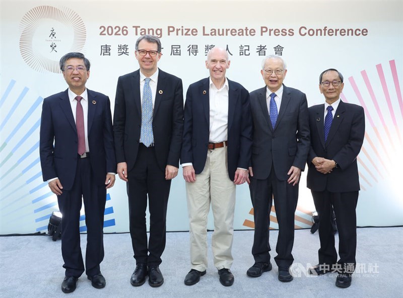 Carl H. June (center) and Michel Sadelain (second from left) pose with Tang Prize Foundation CEO Chern Jenn-chuan (left) and Chang Wen-chang (second from right), chair of the Tang Prize Selection Committee for Biopharmaceutical Science, after a lecture in Taipei on Saturday. CNA photo Sept. 19, 2026