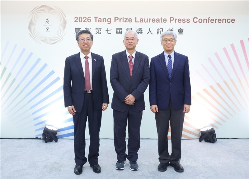 Ge Zhaoguang (center) poses with Tang Prize Foundation CEO Chern Jenn-chuan (left) and David Wang (right), chairman of the Tang Prize Selection Committee for Sinology, during Saturday's event. CNA photo Sept. 19, 2026