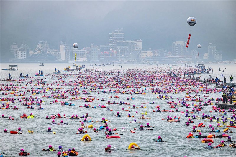 Swimming enthusiasts participate in the 2026 Sun Moon Lake International Swimming Carnival in Nantou County on Sunday. Photo courtesy of the Nantou County Government