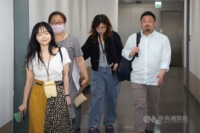 Labor Minister Hung Sun-han (right) gets ready to fly to Nanjing, China, on Sunday for an APEC ministerial meeting. CNA photo Sept. 20, 2026