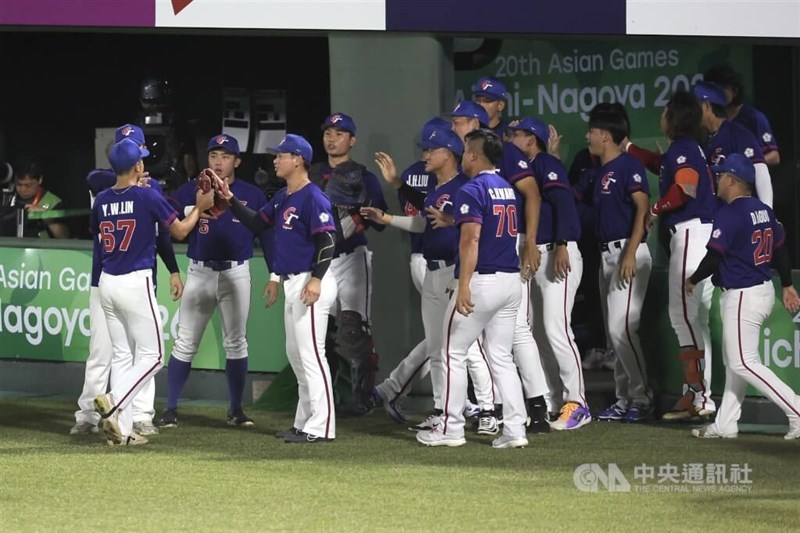 Players give their pitcher support after a difficult inning early in the game. CNA photo Sept. 21, 2026