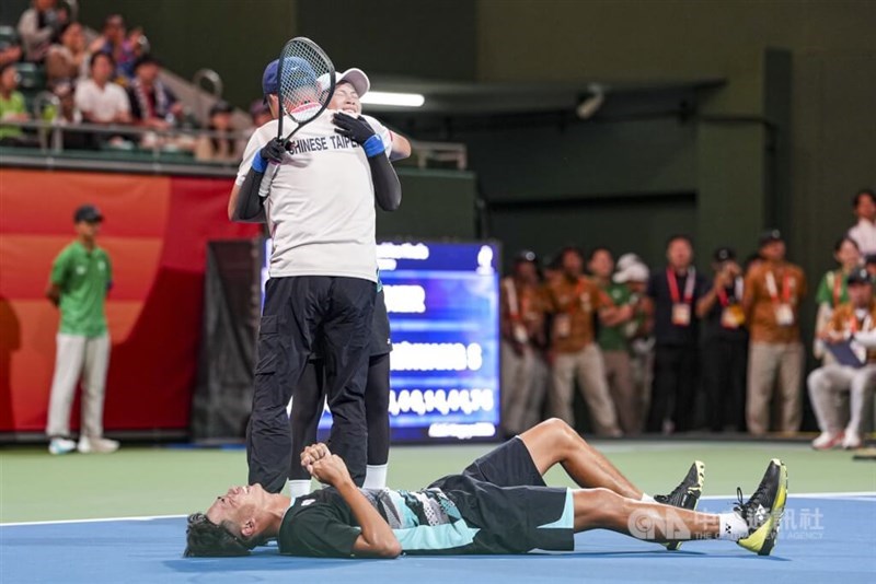 Taiwan's Yu Kai-wen and Huang Shih-yuan celebrate winning gold in the soft tennis mixed doubles final at the Asian Games in Japan on Monday. CNA photo Sept. 21, 2026