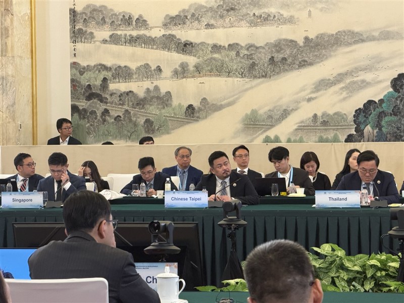 Labor Minister Hung Sun-han (center) attends an APEC ministerial meeting in Nanjing, China, on Monday, seated between representatives from Singapore and Thailand. Photo courtesy of the Ministry of Labor