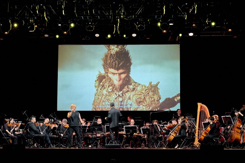 Chinese singer Qin Yong performs with a Taiwanese orchestra ensemble on Sunday. Photo courtesy of Meow Meow International