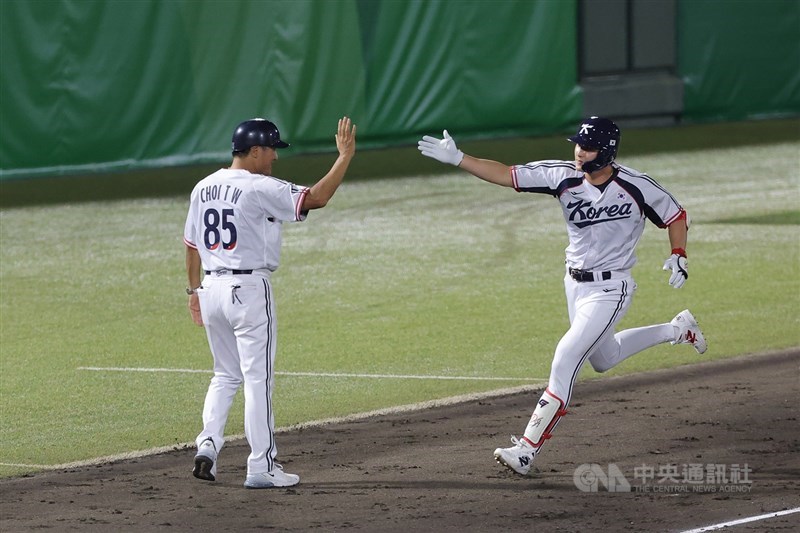A South Korean batter celebrates a solo homer in the eighth inning as he runs the bases. CNA photo Sept. 21, 2026