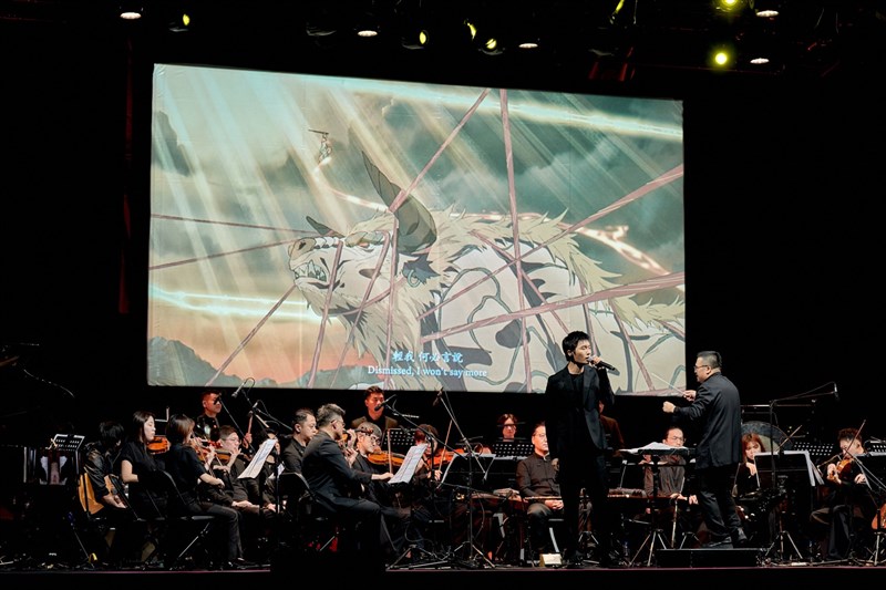 Taiwanese singer Robert Hu performs “Destiny” with a Taiwanese orchestra ensemble on Saturday. Photo courtesy of Meow Meow International