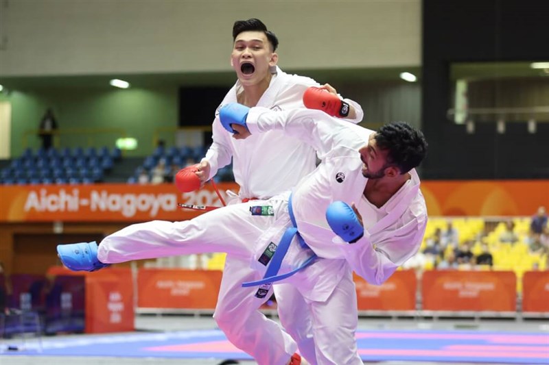 Chung Meng-yu (left) defeats India's Chetan Bhatt to gain a bronze medal at the 2026 Aichi-Nagoya Asian Games on Tuesday. Photo courtesy of the Chinese Taipei Olympic Committee