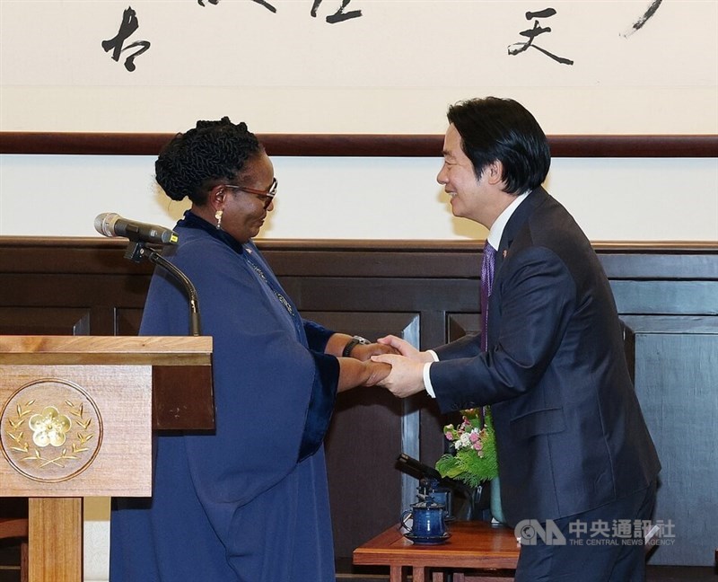 President Lai Ching-te (right) greets Eswatini Deputy Prime Minister Thulisile Dladla in Taipei on Wednesday. CNA photo Sept. 22