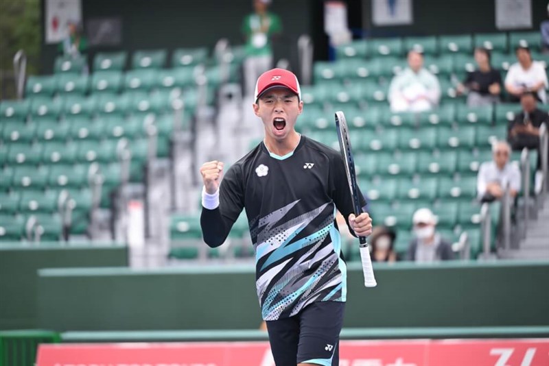 Taiwan's Chen Po-yi (pictured) claims a bronze medal in the men's singles soft tennis event at the Nagoya Asian Games after falling to his Japanese opponent in the semifinals on Wednesday. (Photo courtesy of Chinese Taipei Olympic Committee)
