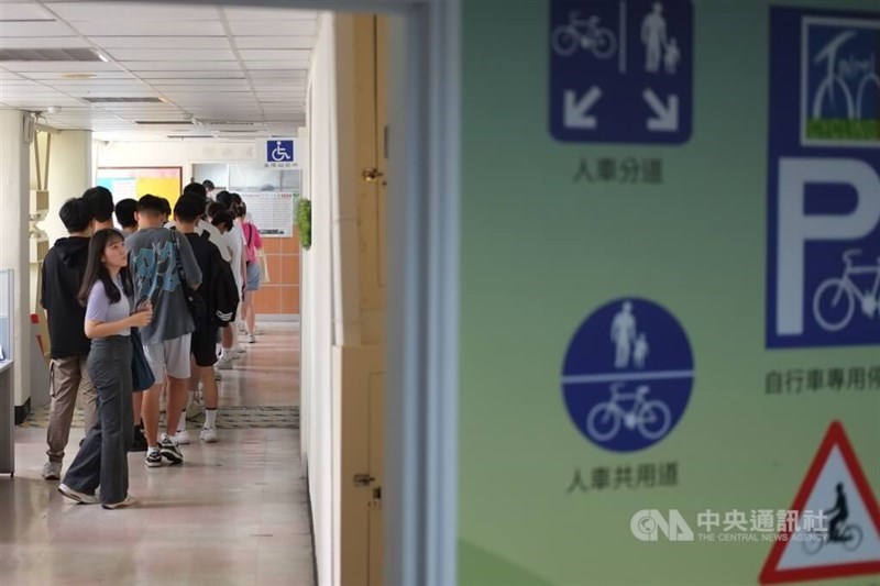 People wait in line to take a driving test at the Shilin Motor Vehicles Office in Taipei. CNA file photo