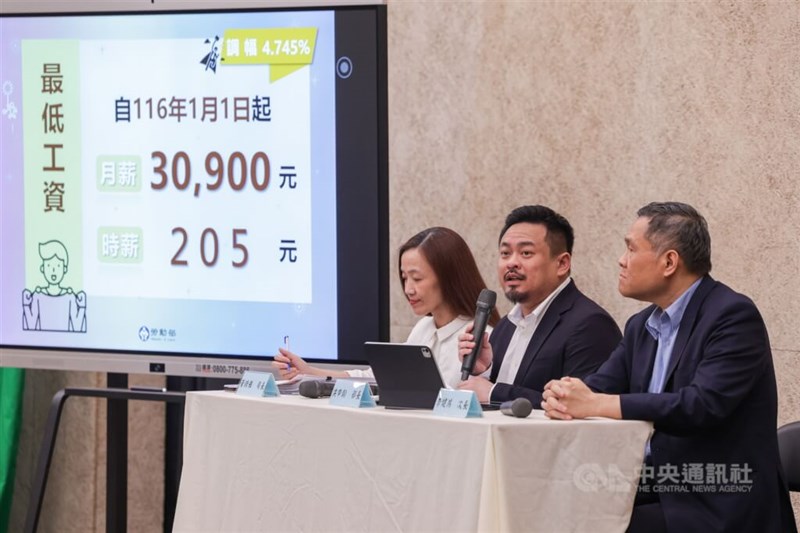 Labor Minister Hung Sun-han (center) speaks to the media during a news briefing Thursday on Taiwan’s minimum wage hike for next year. CNA photo Sept. 24, 2026