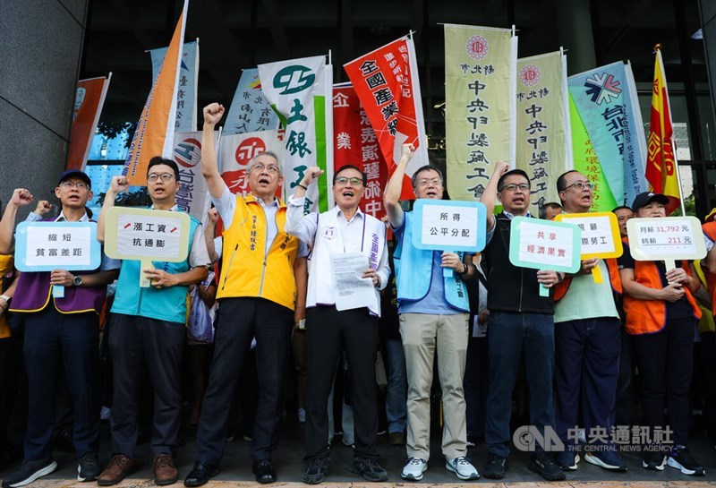 Members of various labor groups hold placards outside the Ministry of Labor demanding larger wage hikes on Thursday. CNA photo Sept. 25, 2026