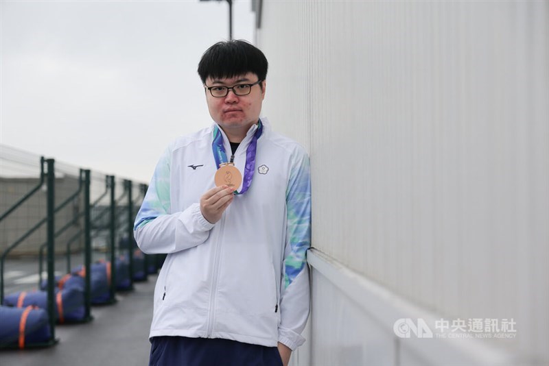 Taiwan's Kuo Tzu-ang poses with his bronze medal at the Asian Games on Saturday. CNA photo Sept. 26, 2026