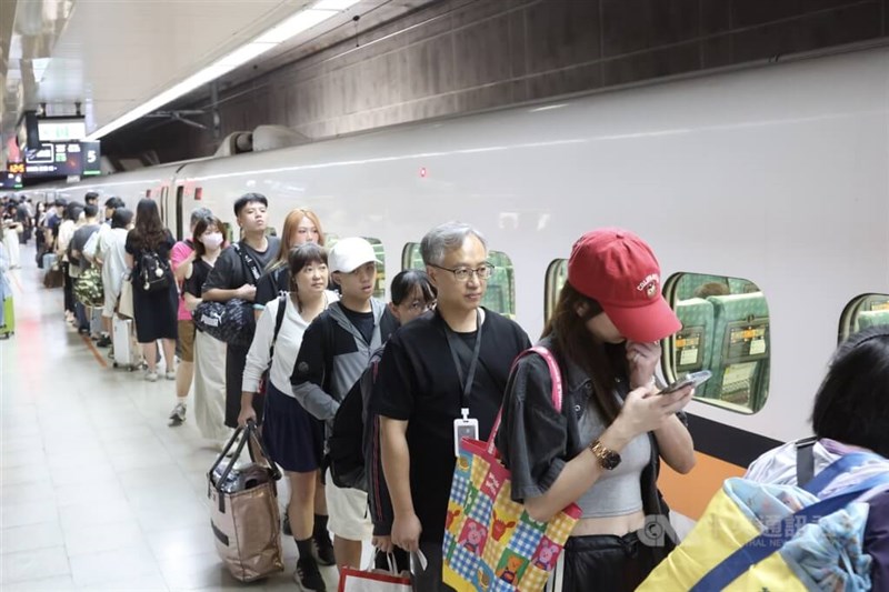 Passengers wait for southbound trains on the Taiwan High Speed Rail platform at Banqiao Station on Friday. CNA photo Sept. 25, 2026