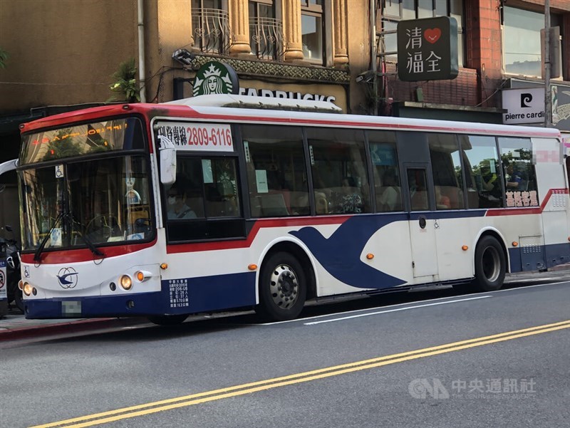 A commuter bus travels through northern Taiwan in this CNA file photo for illustrative purposes only