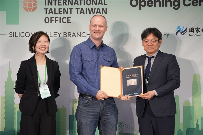 National Development Council (NDC) head Yeh Chun-hsien (right) presents Taiwan's Employment Gold Card to Michel Foley, a senior software engineer at U.S. software developer Salesforce. Photo courtesy of the NDC