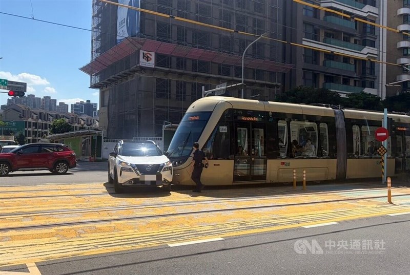 A light rail train stops on a track after a collision with a passenger car in Tamsui District, New Taipei, on Monday. Photo courtesy of local authorities