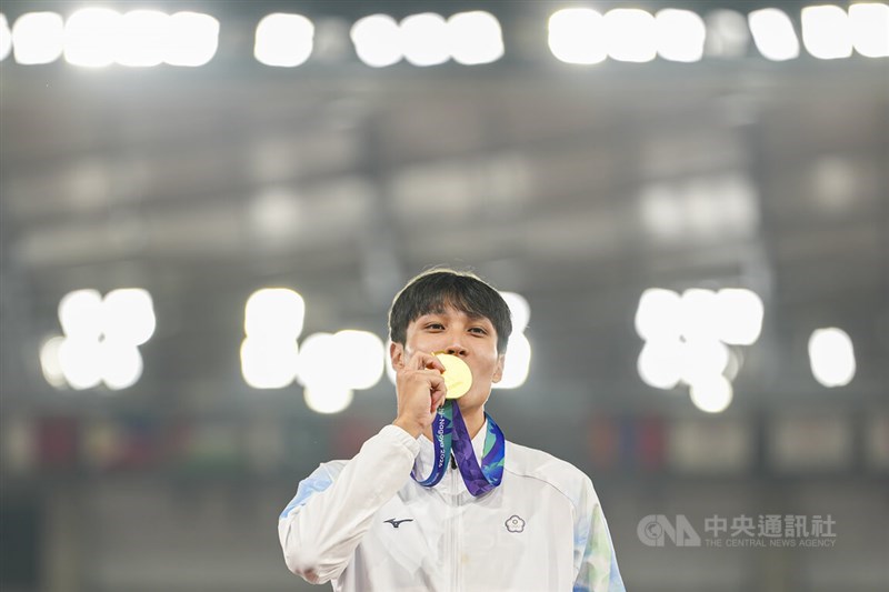 Fu Chao-hsuan kisses his gold medal after his Sunday win. CNA photo Sept. 27, 2026