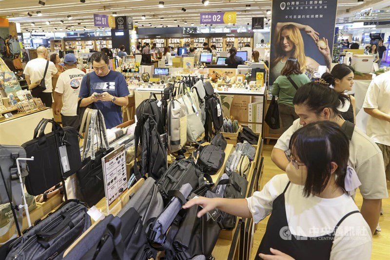 Shoppers browse items at a department store in Taipei. CNA file photo