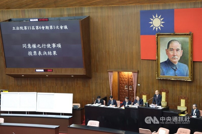 Legislative Speaker Han Kuo-yu (second right) announces the voting results at the Legislature in Taipei. CNA photo Sept. 29, 2026