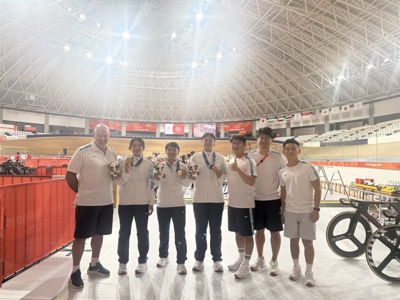 Taiwan's cycling team poses with their silver medals. Photo courtesy of Team Taiwan