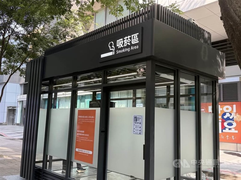 A negative-pressure smoking room in Taipei's Xinyi Shopping District. CNA photo Sept. 30, 2026