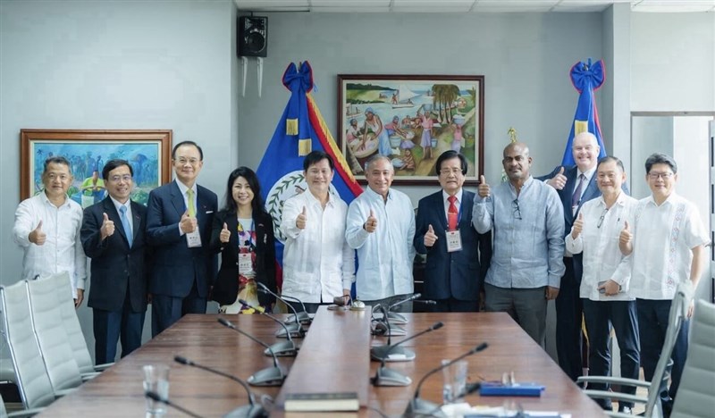 Foreign Minister Lin Chia-lung (fifth from left) meets with Belize Prime Minister John Briceño (sixth from left) during his visit to Belize. Photo courtesy of MOFA