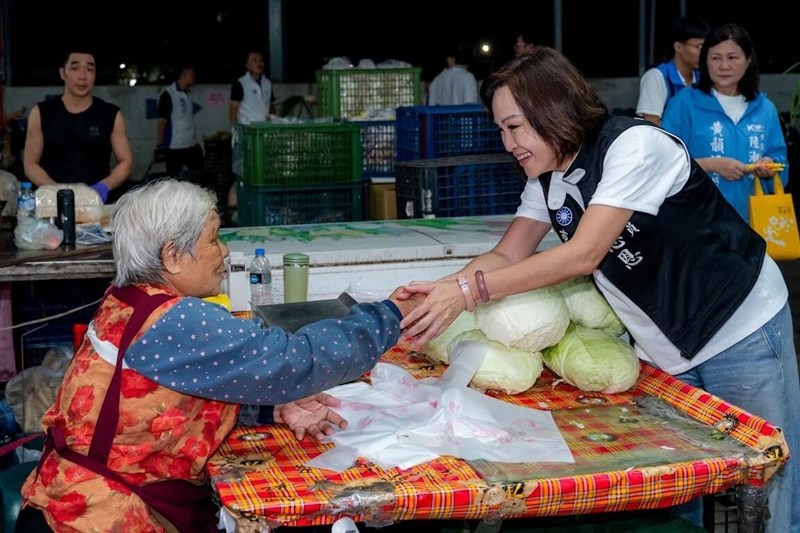 KMT Kaohsiung mayoral candidate Ko Chih-en (front right) campaigns at several markets in Kaohsiung on Thursday. CNA photo Oct. 1, 2026.
