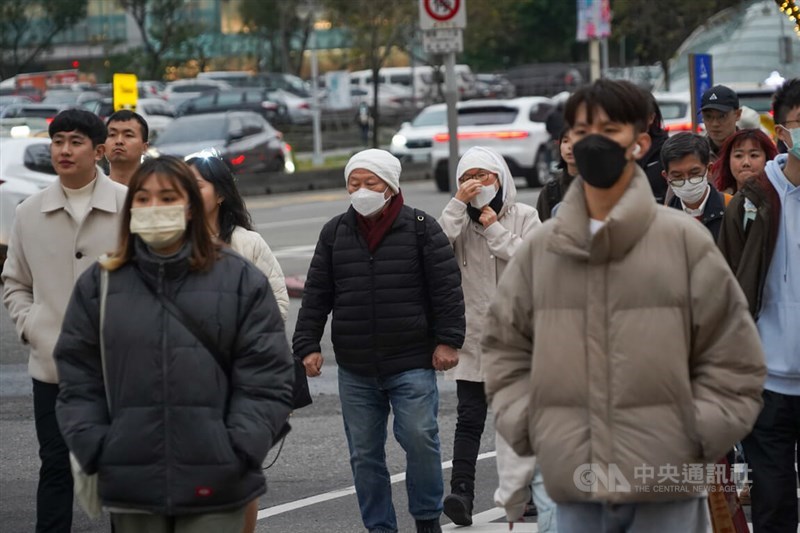 Commuters in Taipei wear face masks in this CNA file photo for illustrative purposes