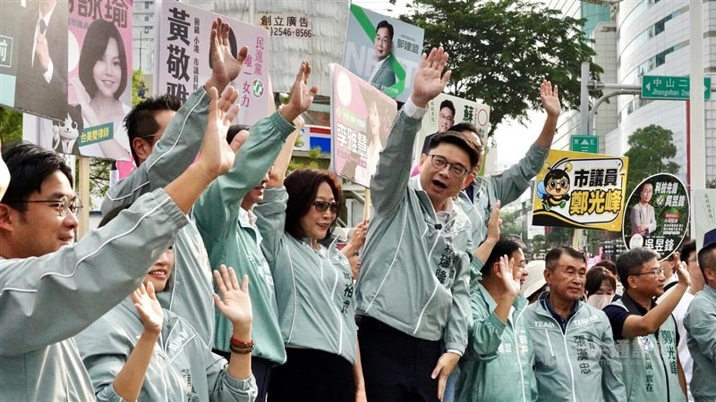 DPP Kaohsiung mayoral candidate Lai Jui-lung (center) campaigns with several city councilors and council candidates at Sanduo Shopping District MRT Station in Kaohsiung on Thursday. CNA photo Oct. 1, 2026.