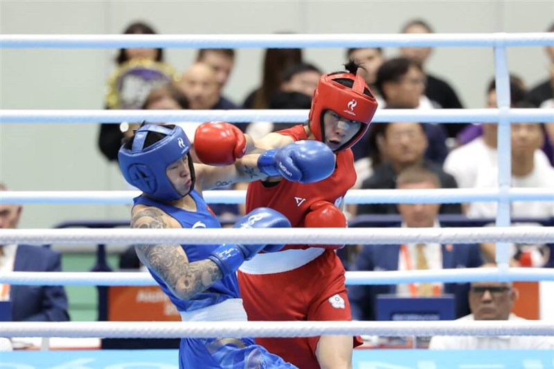 Taiwanese boxer Lin Yu-ting (in red) defeats China's Yang Chengyu to win the women's 60kg gold medal at the Asian Games in Nagoya, Japan on Friday. CNA photo Oct. 2, 2026
