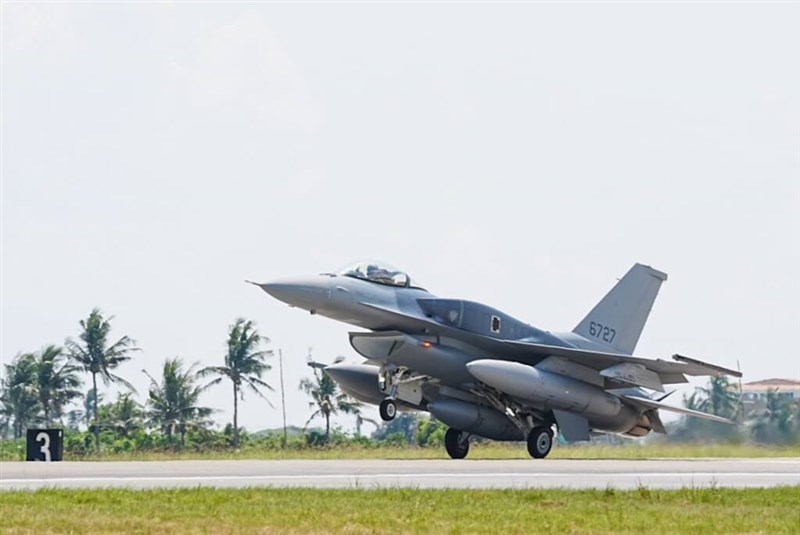 A F-16V Block 70 fighter jet purchased by Taiwan from the U.S. lands at Chihhang Air Base in Taitung County around noon on Friday. CNA photo Oct. 2, 2026