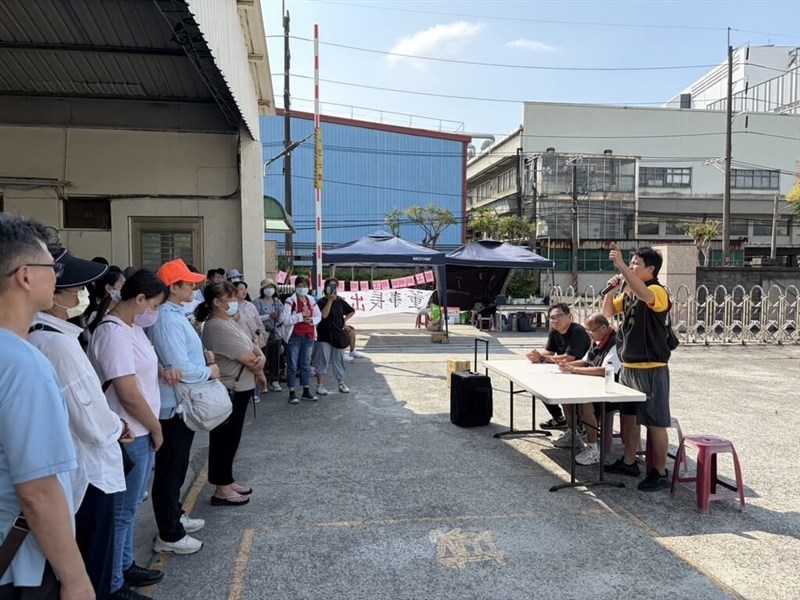 Workers at Kuai Kuai Co.’s Zhongli factory in Taoyuan gather on the premises during a strike Friday. Photo courtesy of the Taoyuan Confederation of Trade Unions.