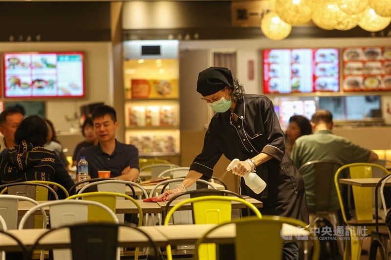 A chain business association Friday urges wider service-sector access for foreign workers to address labor shortages. CNA file photo